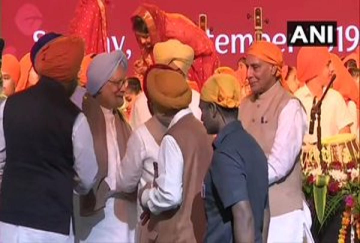 Manmohan Singh & Rajnath Singh meet at program of 550th Prakash Purb of Guru Nanak Dev in delhi