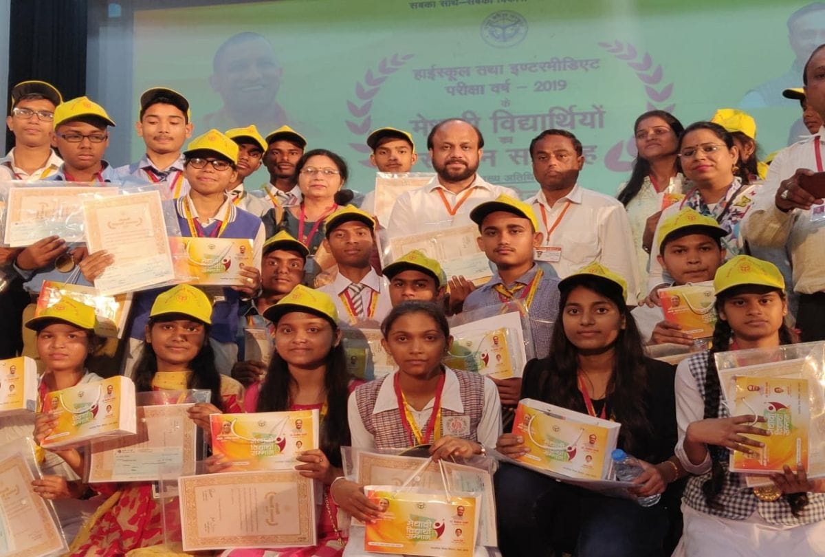 Up Cm Yogi Adityanath Honors Meritorious Students of Agra