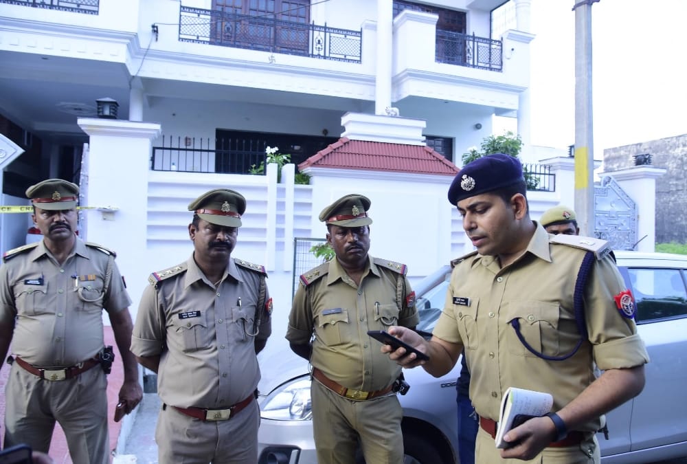 PCS officers wife commits suicide in Gomati Nagar.