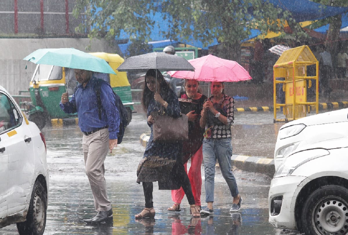 Mumbai is on Red rain alert, Know What does Red, orange, green, yellow rain alert mean