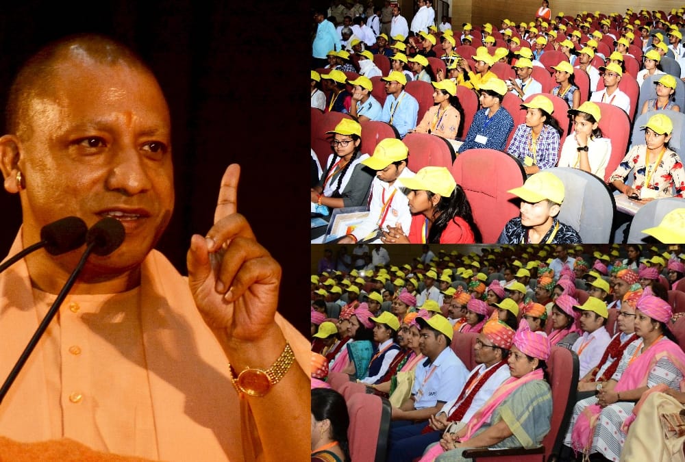 yogi adityanath honoured toppesrs in Lucknow.