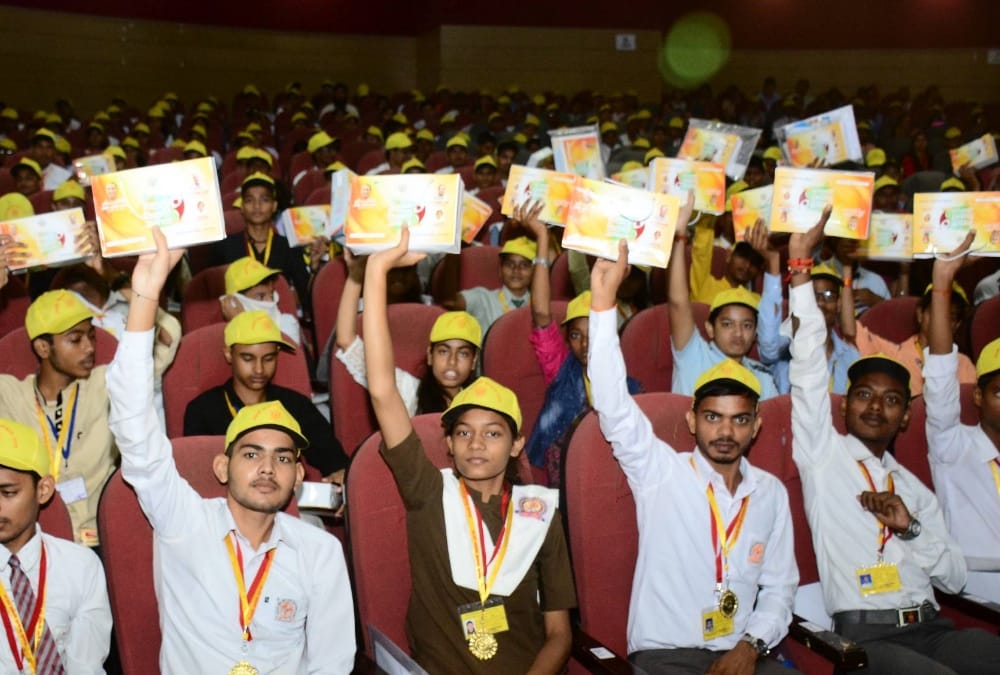 yogi adityanath honoured toppesrs in Lucknow.