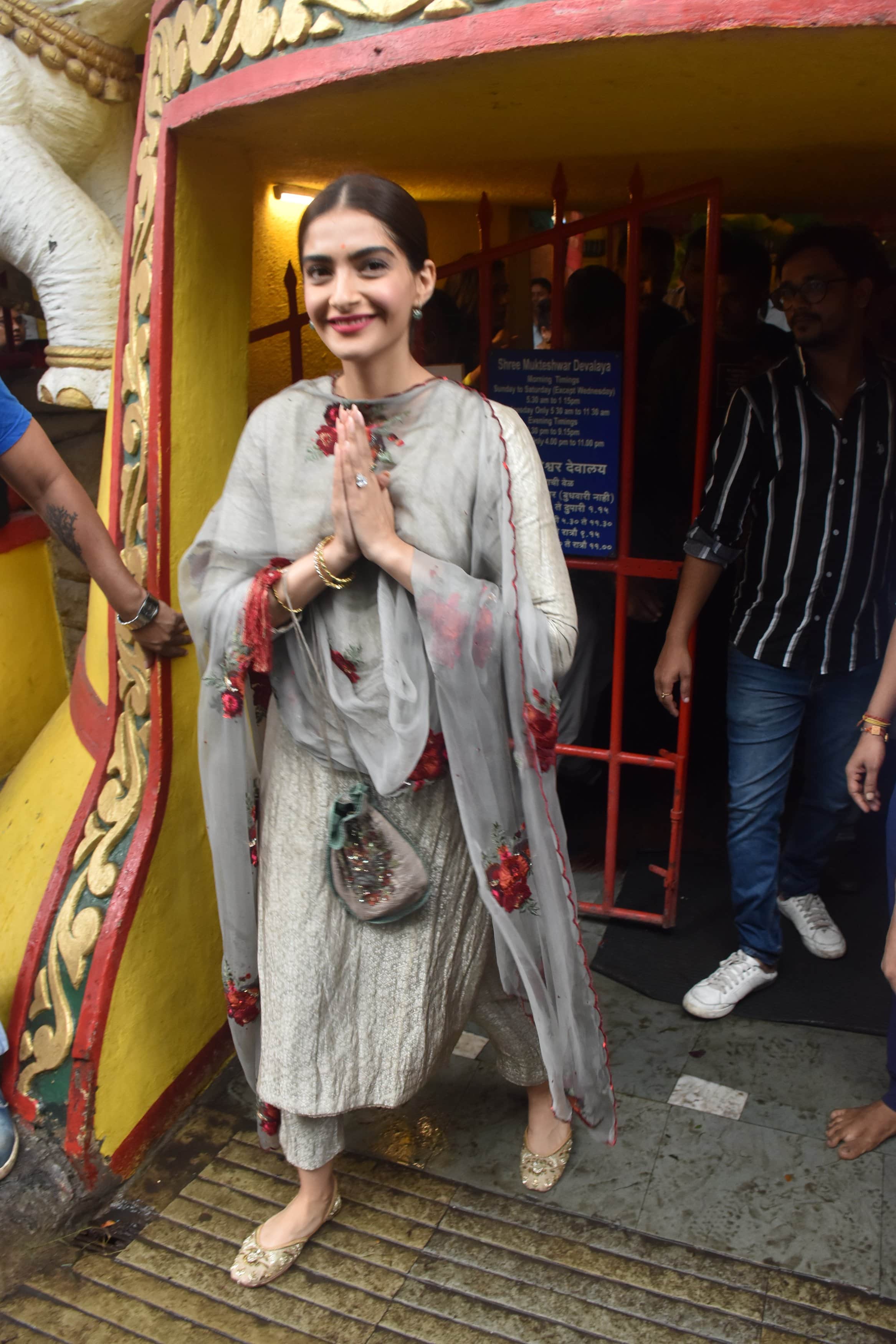 Sonam Kapoor scared about new swine flu virus of china after Coronavirus said i hope this is not true