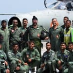 वायुसेना के जवानों के साथ एयरचीफ बीएस धनोआ