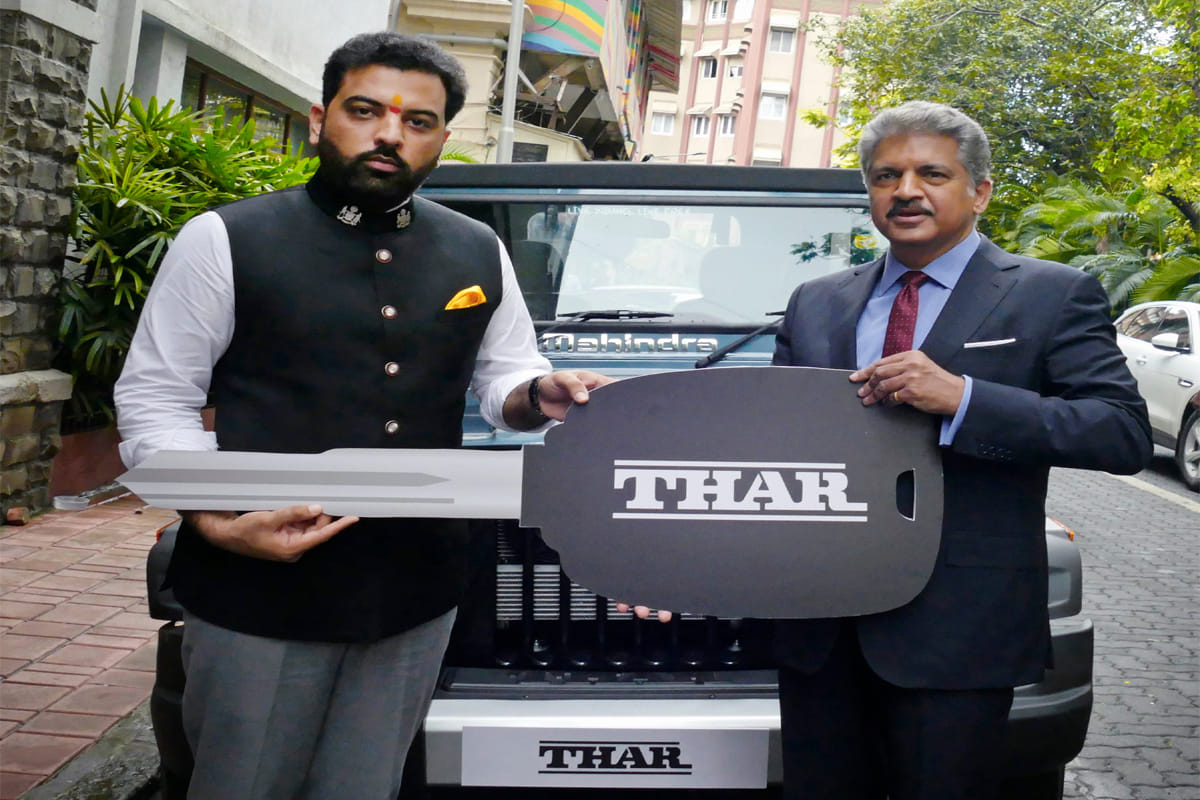 Mahindra & mahindra group chairman Anand Mahindra gifted a vehicle to rikshawala for mahindra logo