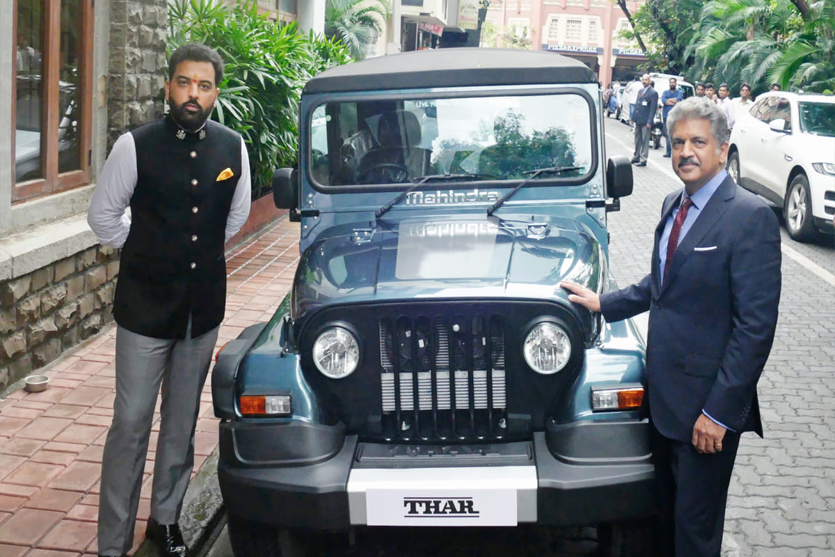 Prince of udaypur lakshyaraj singh purchased thar 700 anand Mahindra handed over keys