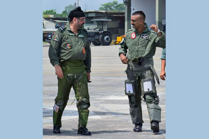 वायुसेना प्रमुख के साथ अभिनंदन