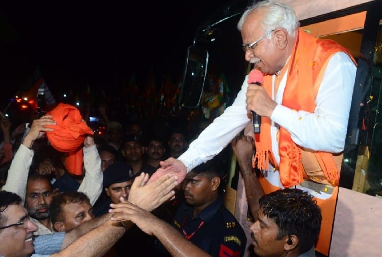 Haryana CM Manohar Lal Khattar Security Fail during Jan Ashirwad Yatra
