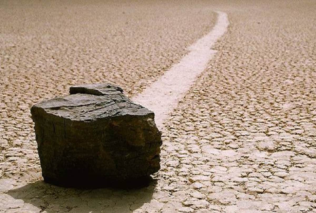 Mystery of Death valley moving stones Mysterious Sailing Stones that move by themselves