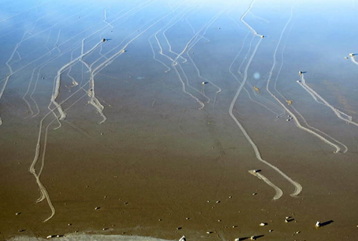 Mystery of Death valley moving stones Mysterious Sailing Stones that move by themselves