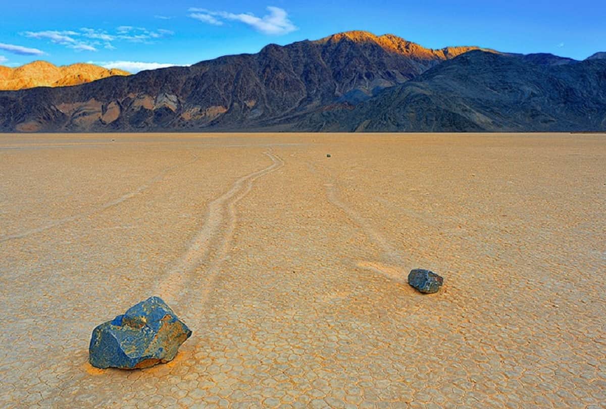 Mystery of Death valley moving stones Mysterious Sailing Stones that move by themselves