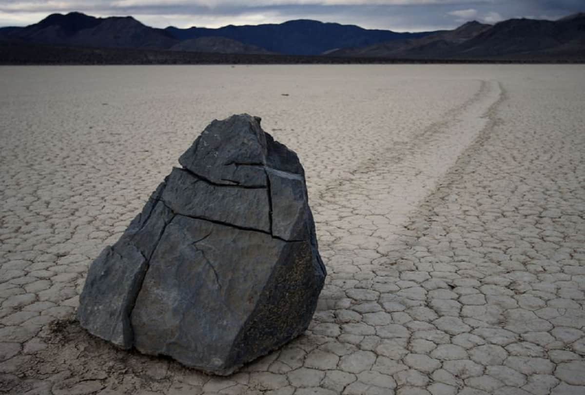 Mystery of Death valley moving stones Mysterious Sailing Stones that move by themselves