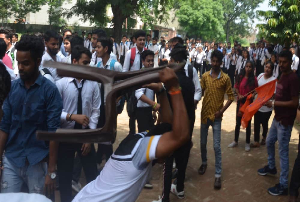 Police Lathicharge on Abvp Students in haridwar smjn pg college 