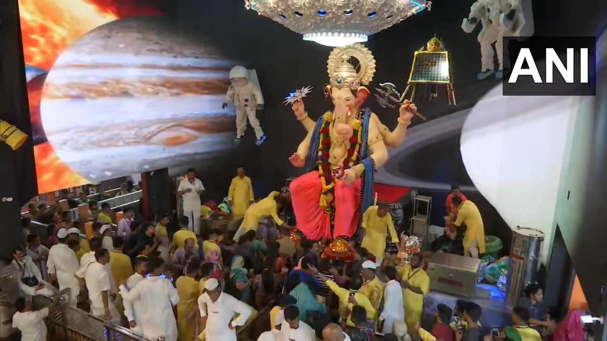 People celebrate ganesh chaturthi in many parts of country