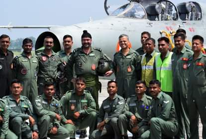 वायुसेना के जवानों के साथ एयरचीफ बीएस धनोआ