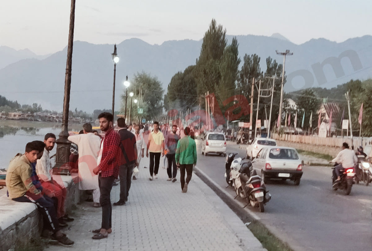 Market Started Opening in Srinagar, Security Forces kept a Close Watch on Every Activity