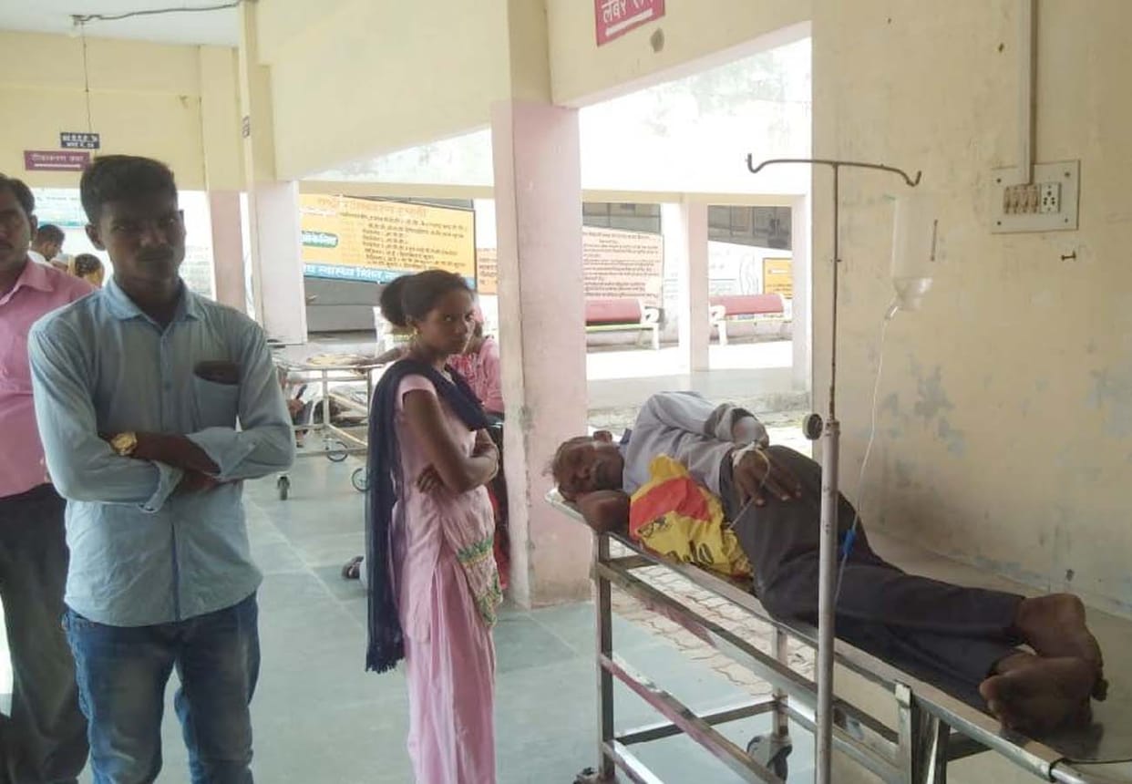 Refuse to admit in ward, treatment given on stretcher in unnao chc