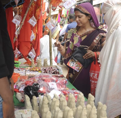 हरितालिका तीज की तैयारी में आजाद पार्क के बगल लगी दुकानों पर सुहाग के सामान खरीदती युवती।