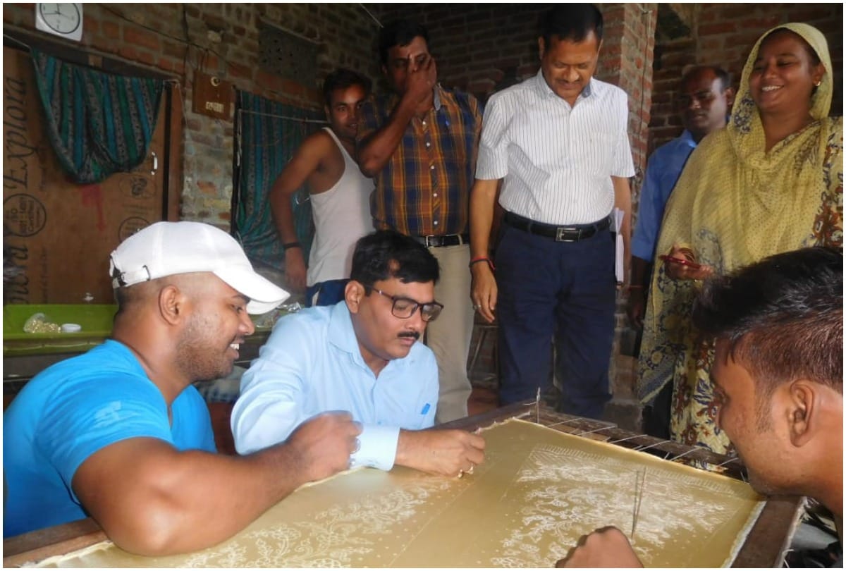 dm Shahjahanpur did Embroidery with workers at zari zardozi