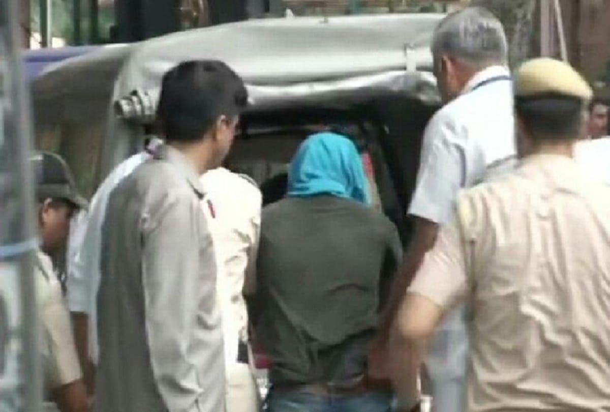 Youth tried to enter parliament with knife
