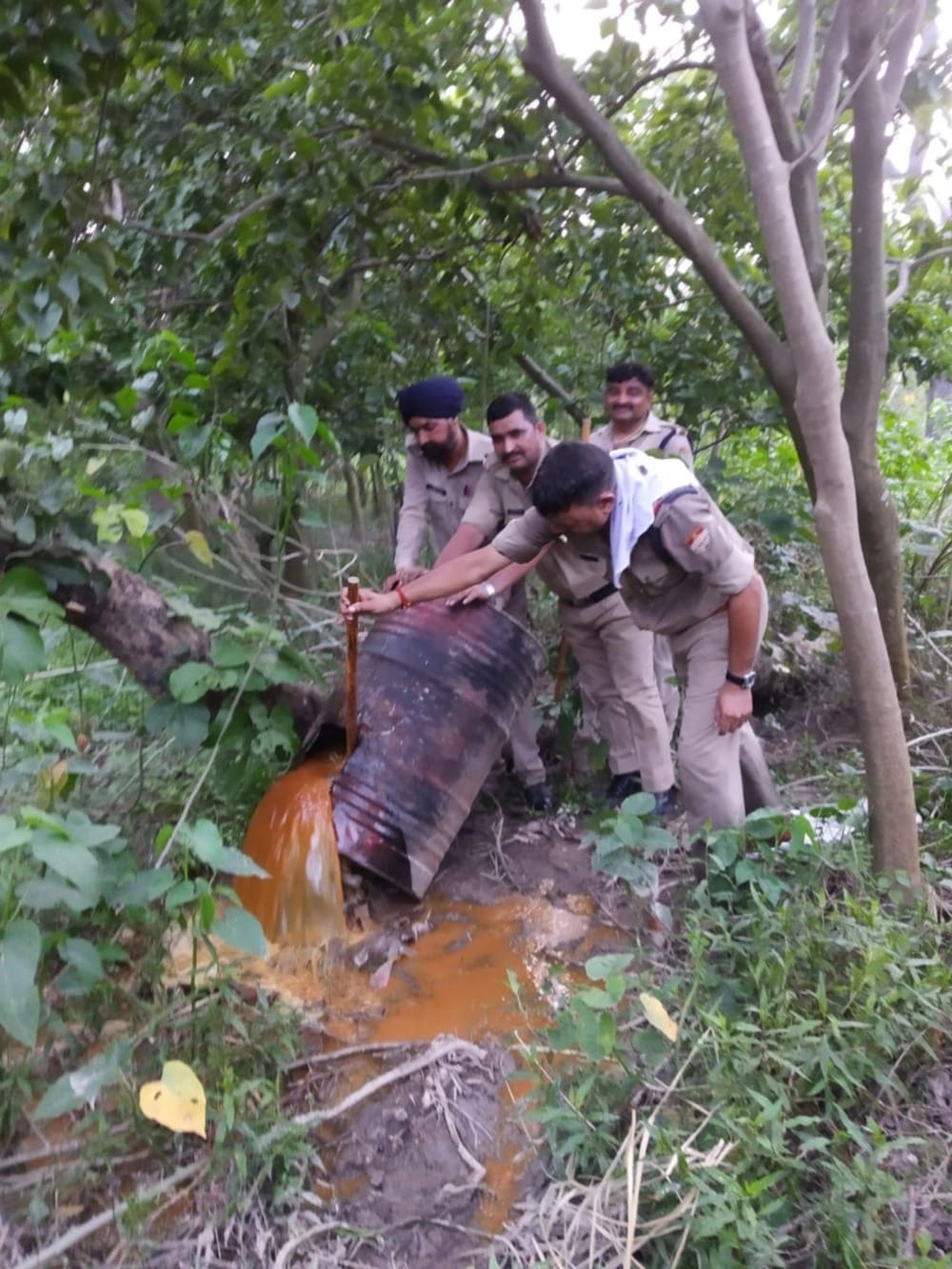 Police team rushed to catch liquor and beaten up by villager