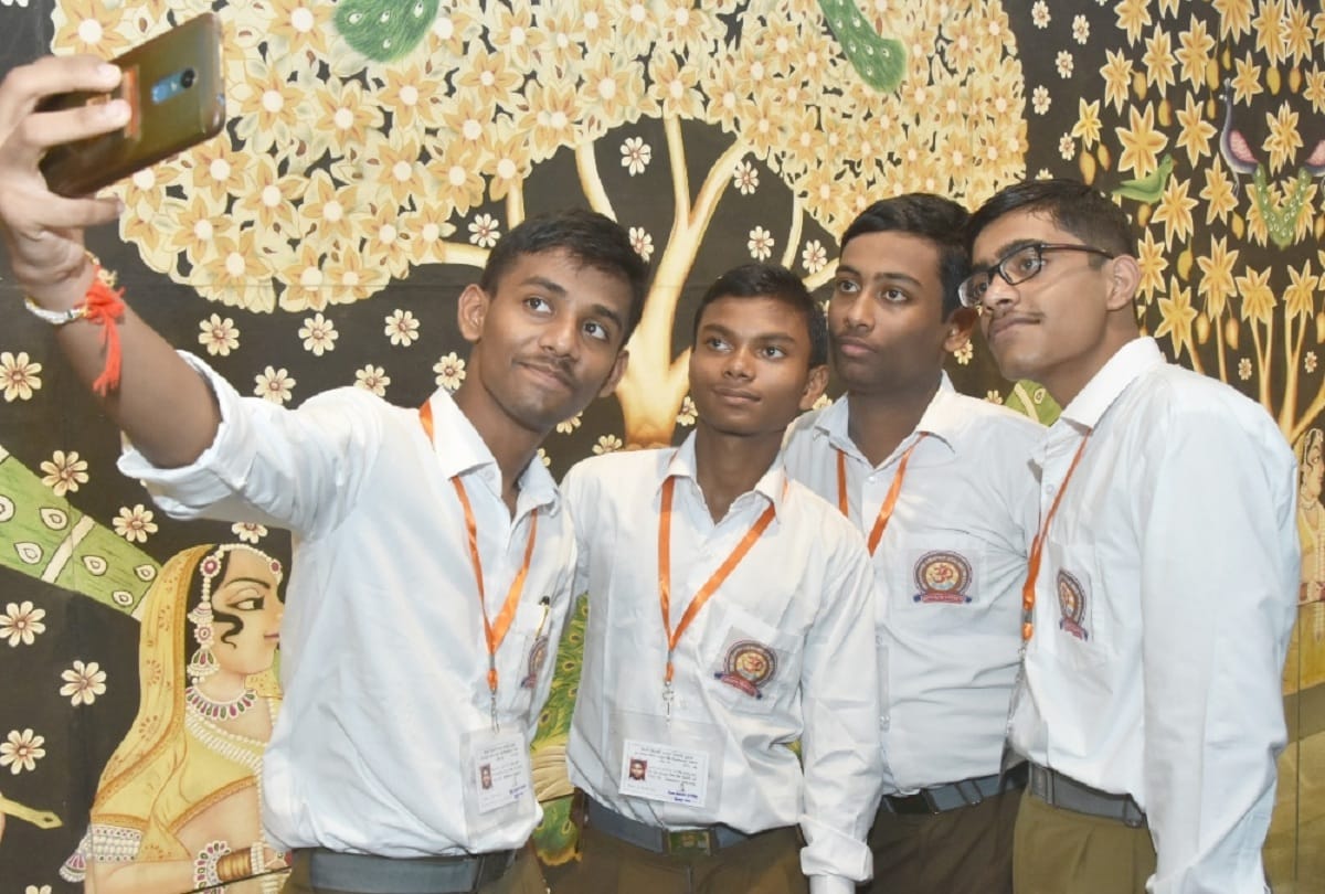 Toppers in Amar Ujala Medhavi Chhatra Samman Samaroh.