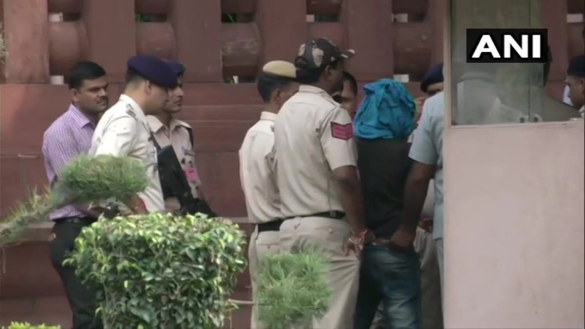 Police interogate man who trying to enter in parliament with knife 