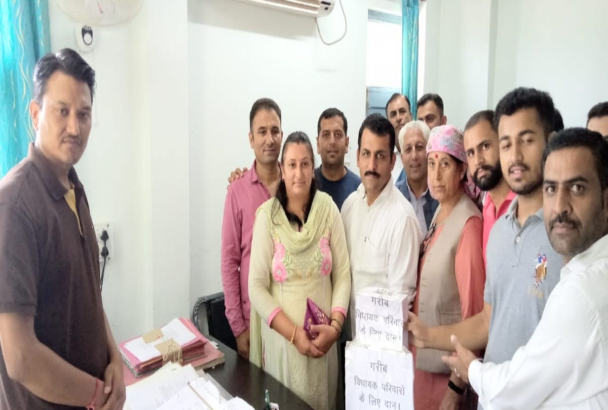 Social workers collect donationin Shimla with a bowl and in rajgarh