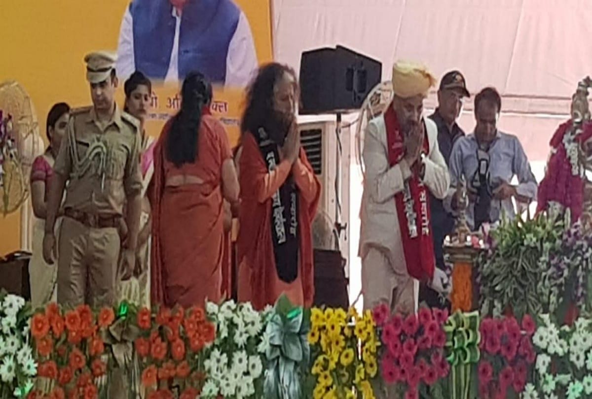 Rohilkhand University toppers honoured by governor Anandiben patel and Swami Chidanand