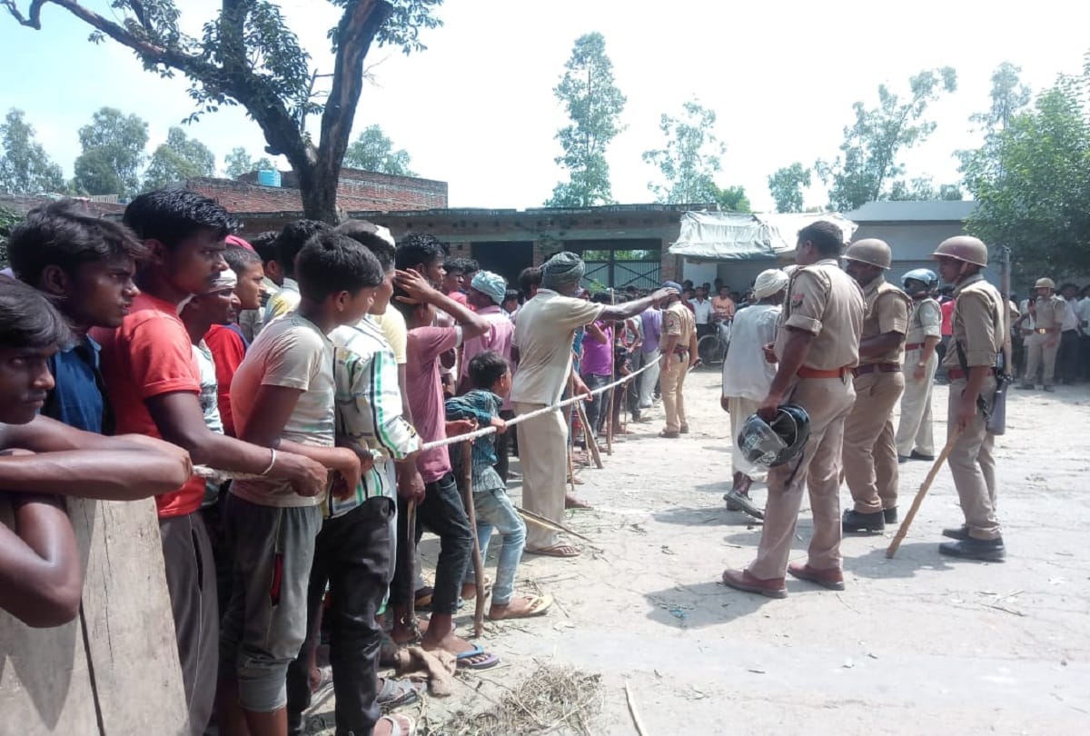 Premnagar villagers protests on Shahjahanpur Pilibhit Highway reagarding a kidnapping case