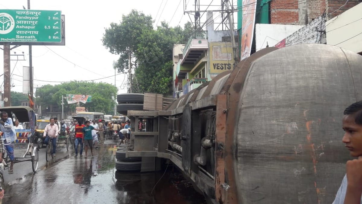 tanker Overturned on road due to Bump into transformer in varanasi