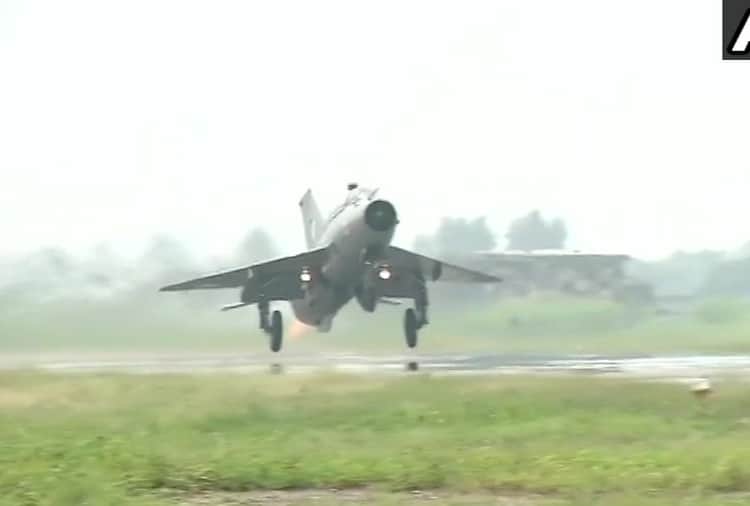 Wing Commander Abhinandan Varthaman Flew MiG 21 with Indian Air force Chief BS Dhanoa