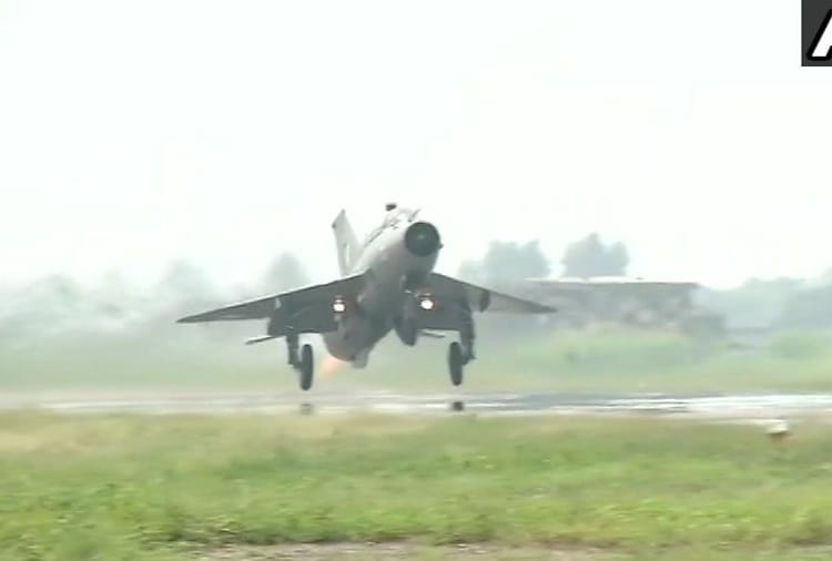 Wing Commander Abhinandan Varthaman Flew MiG 21 with Indian Air force Chief BS Dhanoa