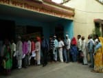हसनपुर समाधान दिवस में लगी फरियादियों की लाइन।