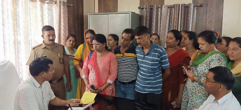 Women demonstrated at SDM office