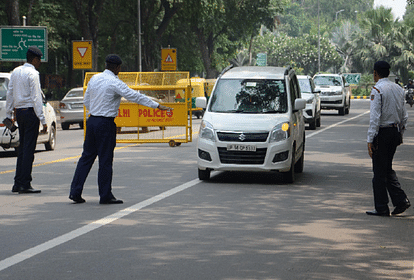 दिल्ली: अब पेड़ के पीछे छिपकर चालान नहीं काटेंगे ट्रैफिक पुलिस - Now  Traffic Police Will Not Impose Challan By Hiding Behind Tree - Amar Ujala  Hindi News Live