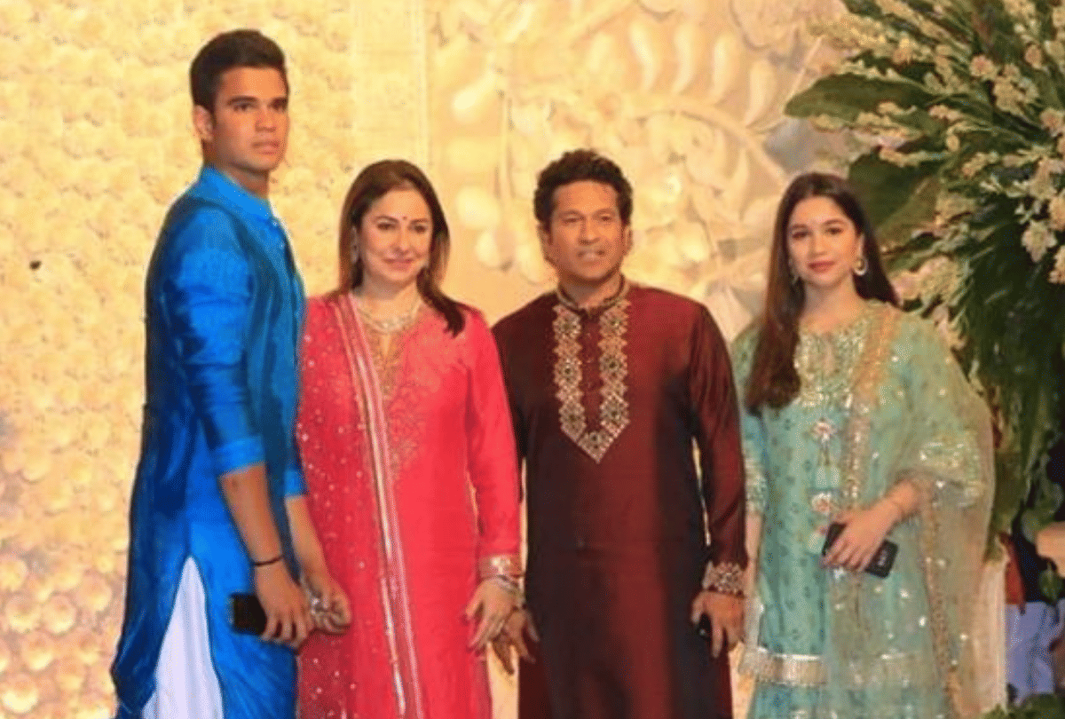 Amitabh Bachchan and Rekha Reached at Antilia in Mukesh Ambani Ganeshotsava