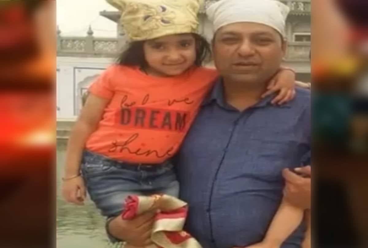 Husband saved life by pushing wife and second daughter in delhi india gate road accident