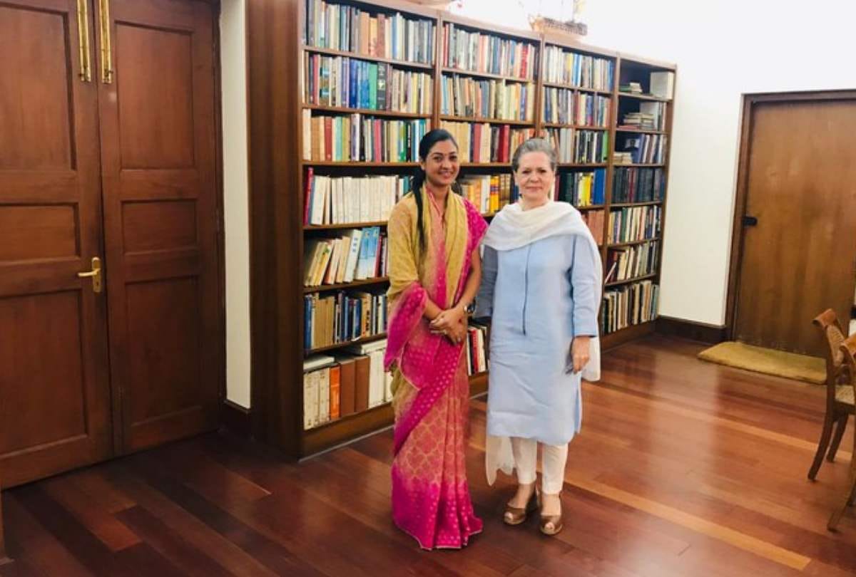 aap rebel mla alka lamba meets sonia gandhi
