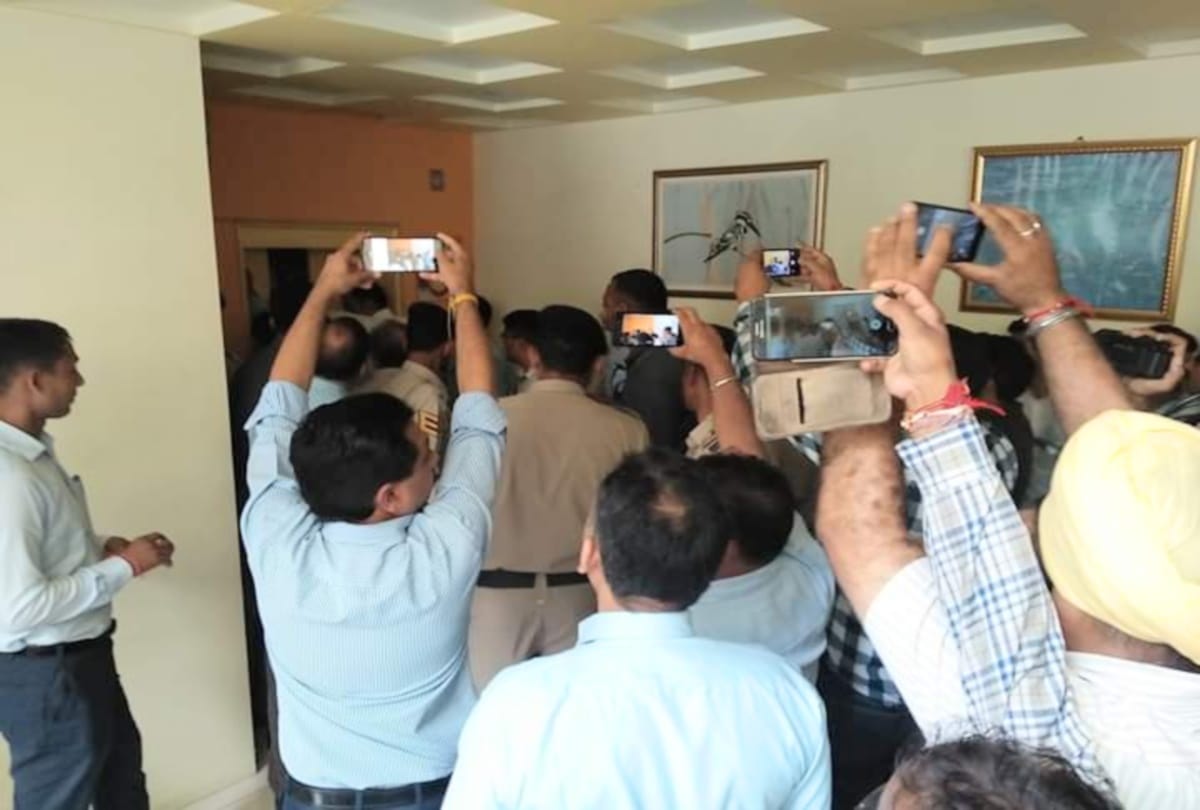 Shanta Kumar and jairam struck in elevator for five minutes in kangra