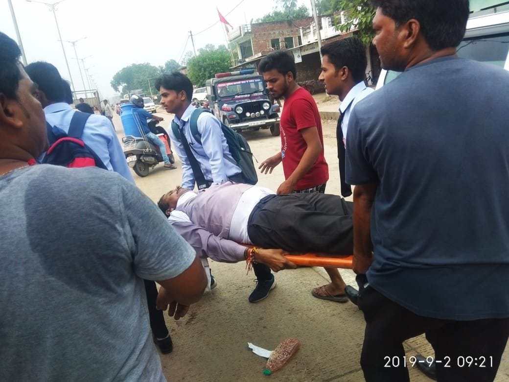 City bus collided with dumper being backed, one and a half dozen injured
