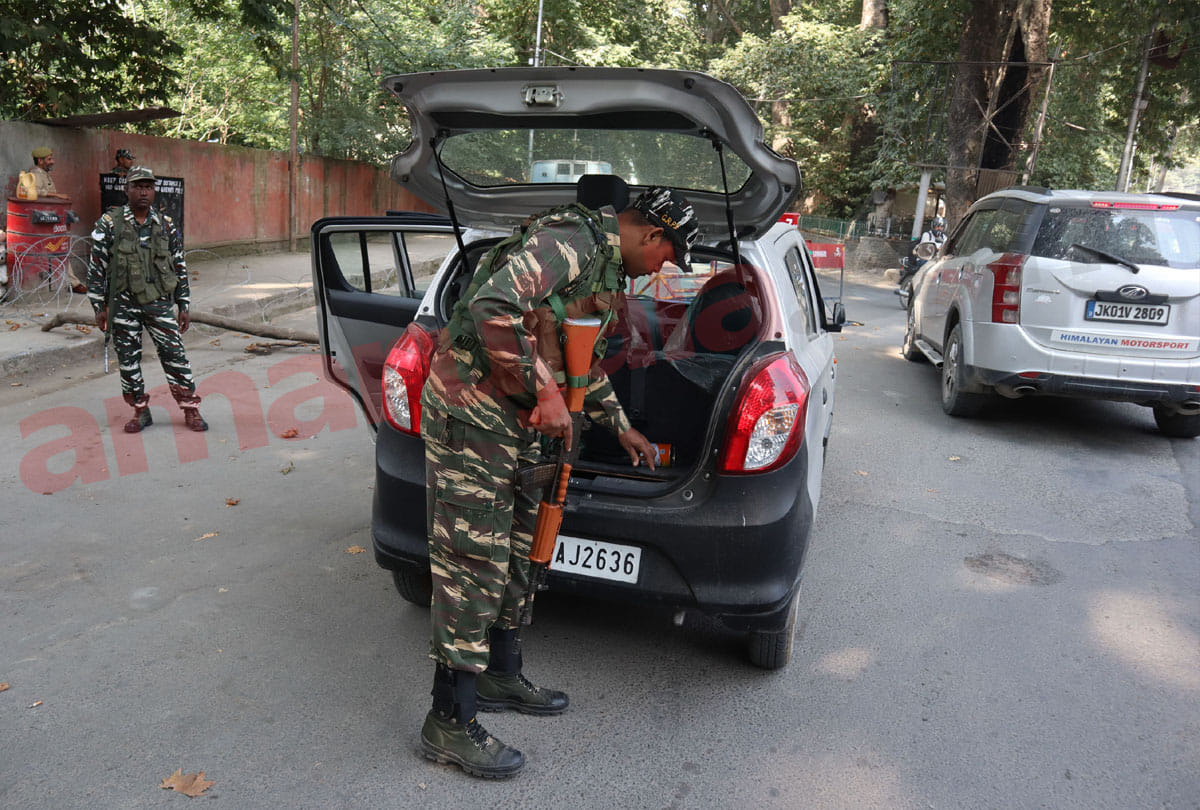 CRPF sets up telephone booth in Srinagar, Jammu Kashmir latest news and visuals