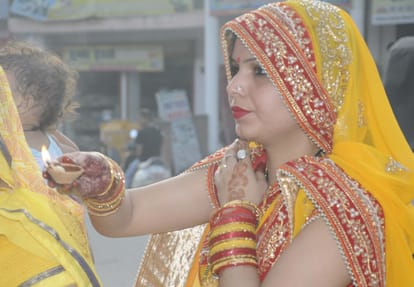 हरितालिका तीज पर सिविल लाइन स्थित शिव मंदिर में आरती करती सुहागिन।