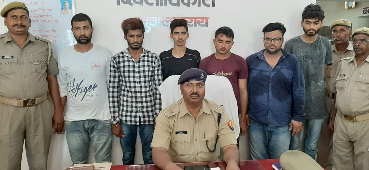 police arrested six illegal liquor smuggler recovered truck inova car chandauli
