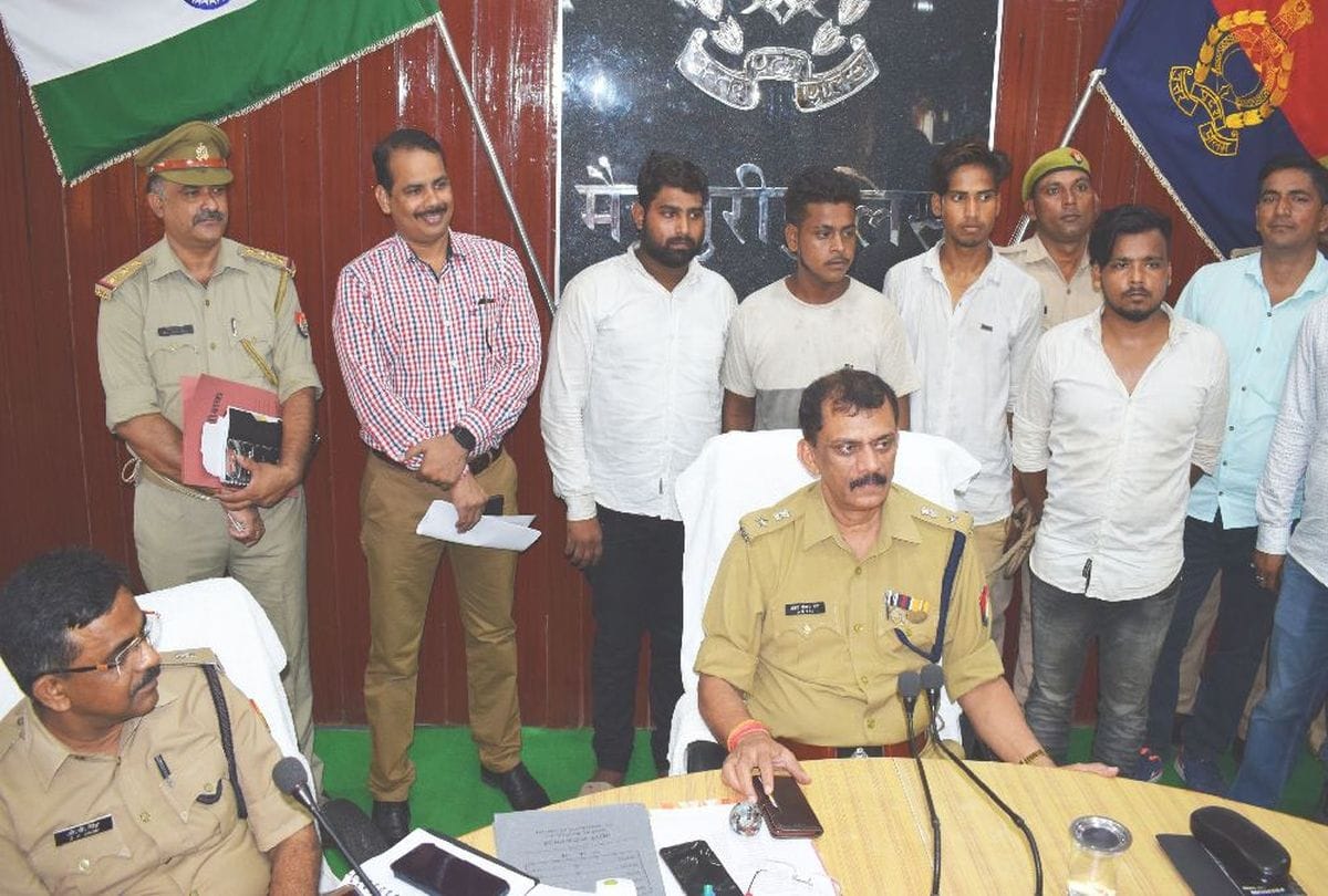 mainpuri police arrested miscreants who looted truck by making fake custom officers