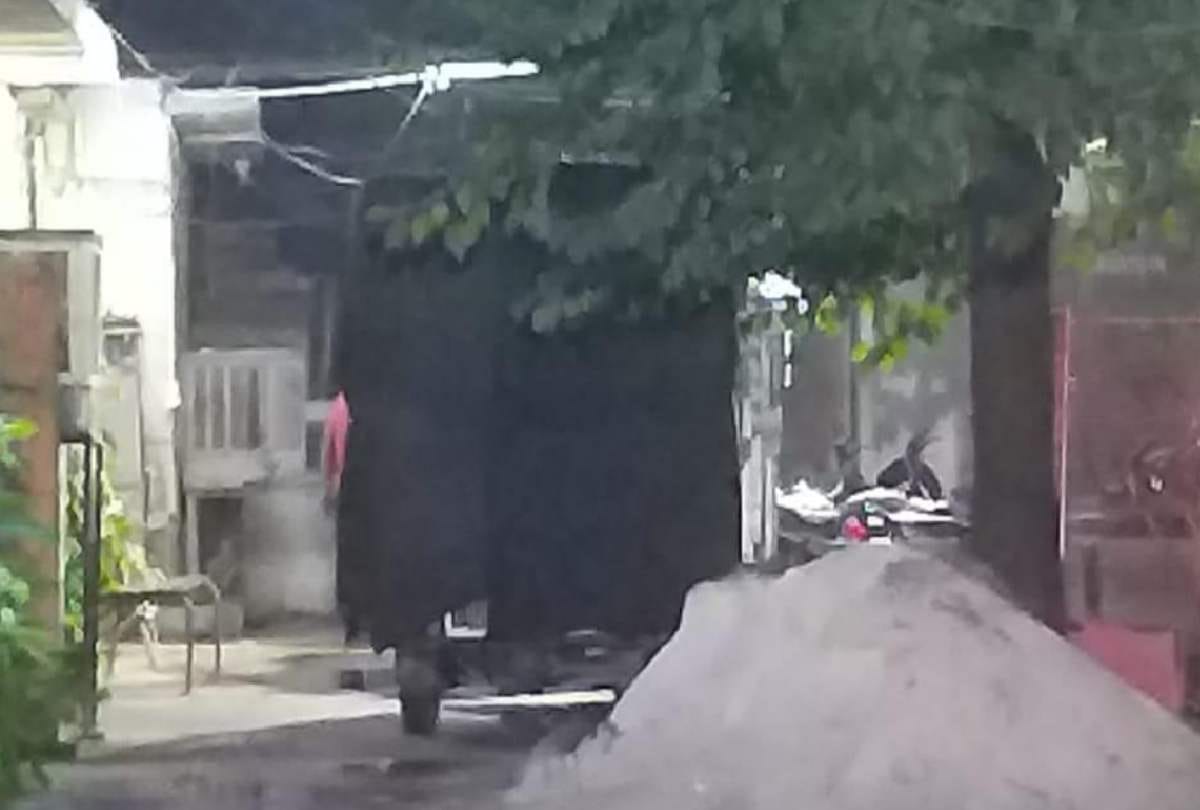 delhi old man killed then body taken in refrigerator and composed in house pit
