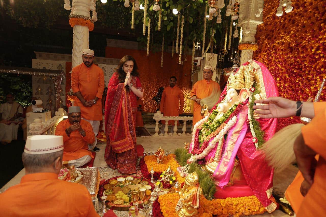 Mukesh Ambani Nita Ambani Ganpati aarti video viral