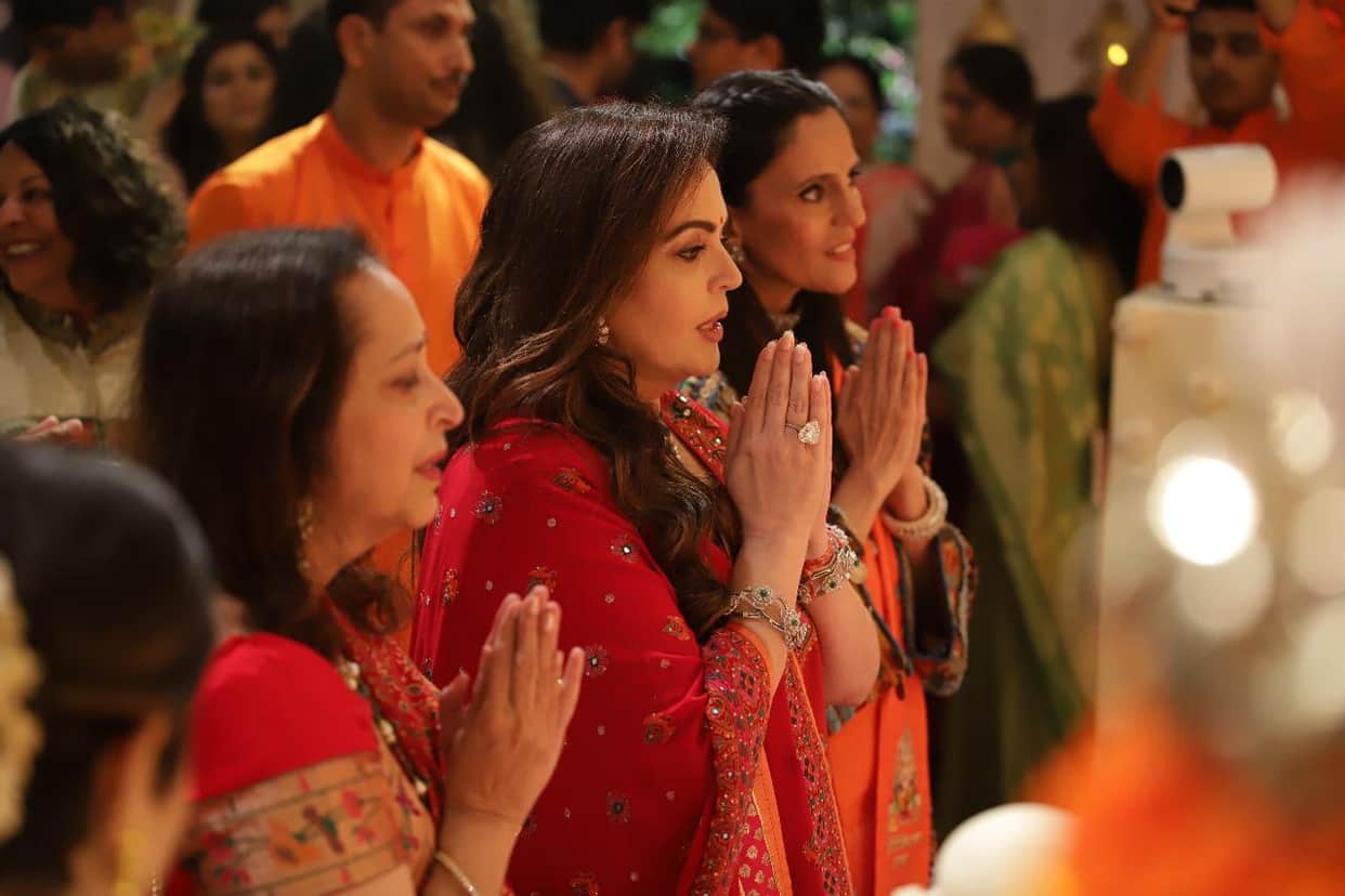 Mukesh Ambani Nita Ambani Ganpati aarti video viral