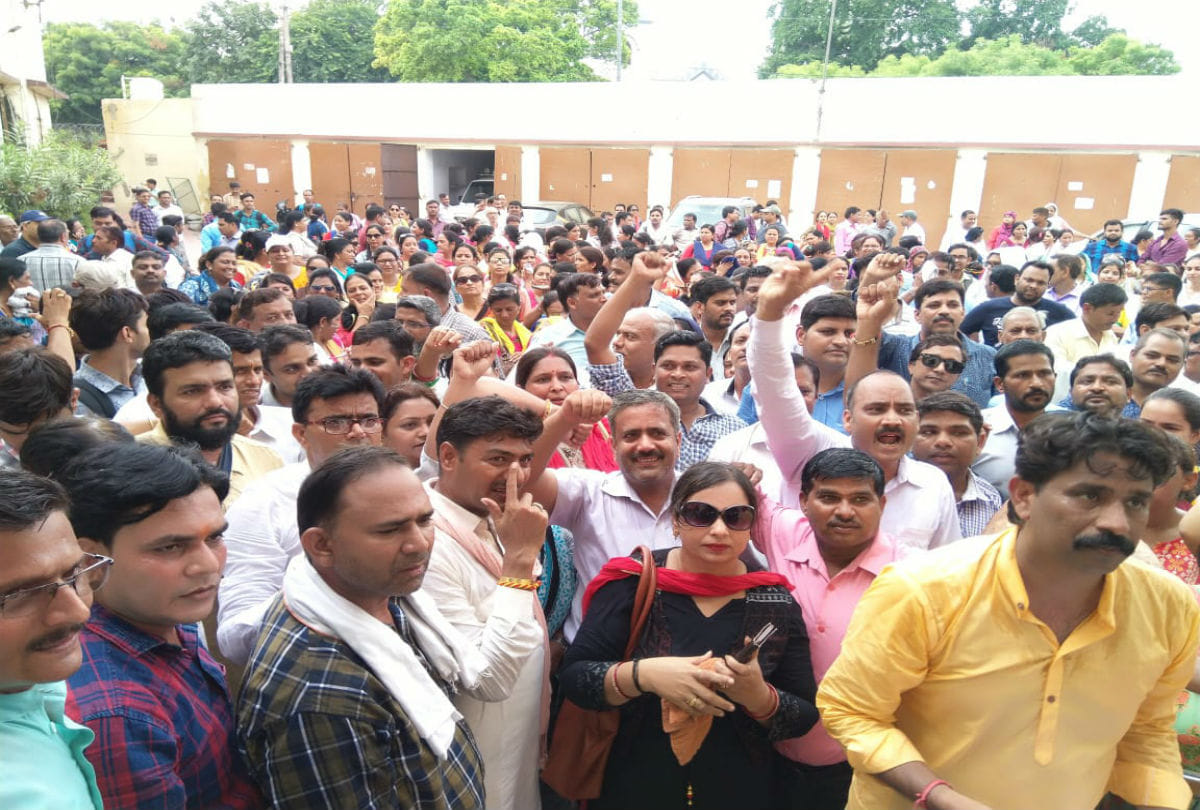 teachers protest selfie based attendance system by prerana app in agra