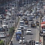सड़कों पर सामान्य होती वाहनों की आमद-रफ्त